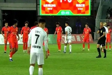 1-0胜青岛！泰山B队四连胜登顶，邓淳泽一剑封喉，彭逸翔血染赛场